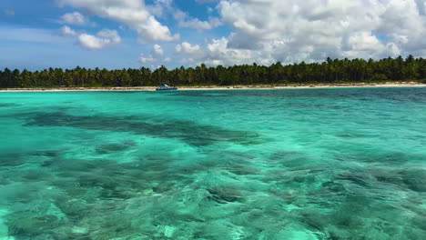 Agua-Turquesa-Del-Caribe-Que-Rodea-La-Isla-De-Hispaniola-Cerca-De-Punta-Cana-Dominicana