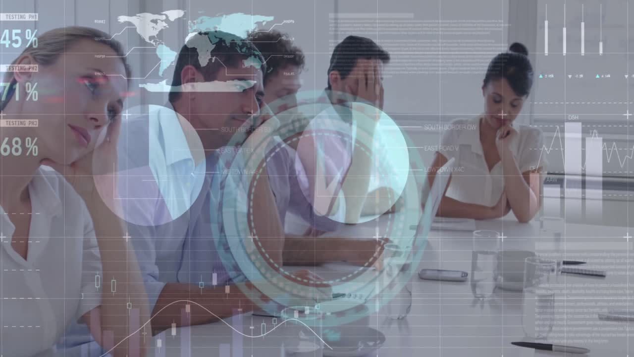 procesamiento de datos estadísticos y reloj de tic-tac contra un grupo de empresarios diversos en una reunión