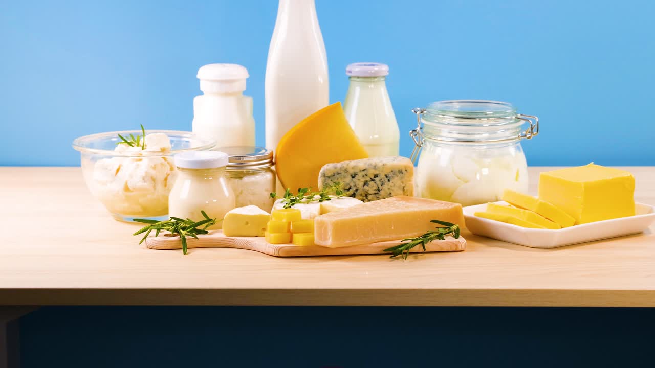 나무 표면 에 전시 된 여러 가지 유제품