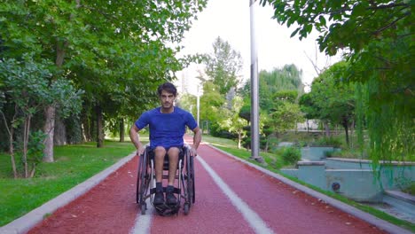 Cámara-Lenta-De-Un-Hombre-Discapacitado-En-Silla-De-Ruedas-Que-A-Veces-Se-Inclina-Mientras-Se-Levanta-En-Una-Larga-Rampa-Especial.