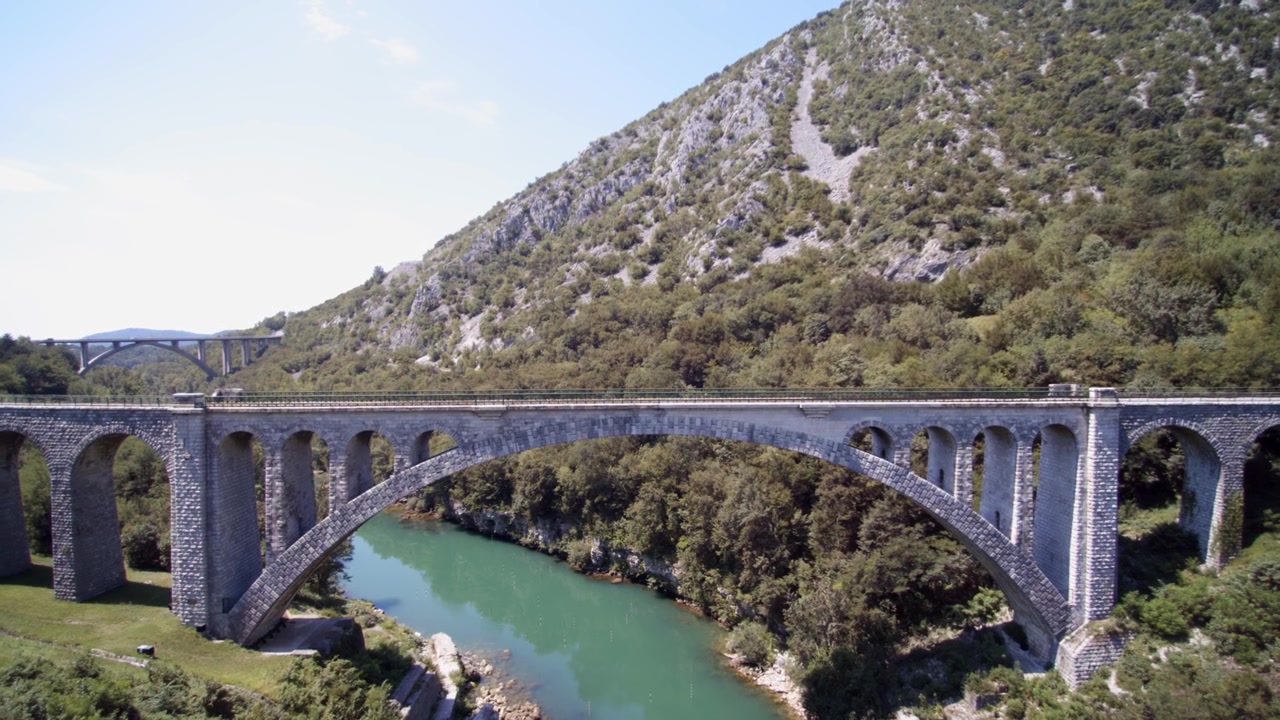 Vista aérea em um dia ensolarado da Ponte Solkan sobre o Rio Soča perto de Nova Gorica, na Eslovênia ocidental