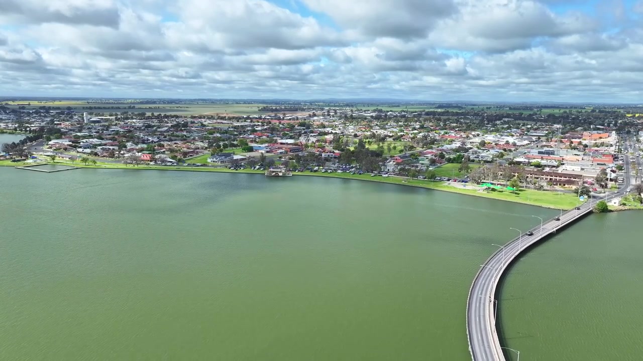 Pemandangan udara jembatan yang melintasi Danau Mulwala menuju kota Yarrawonga.