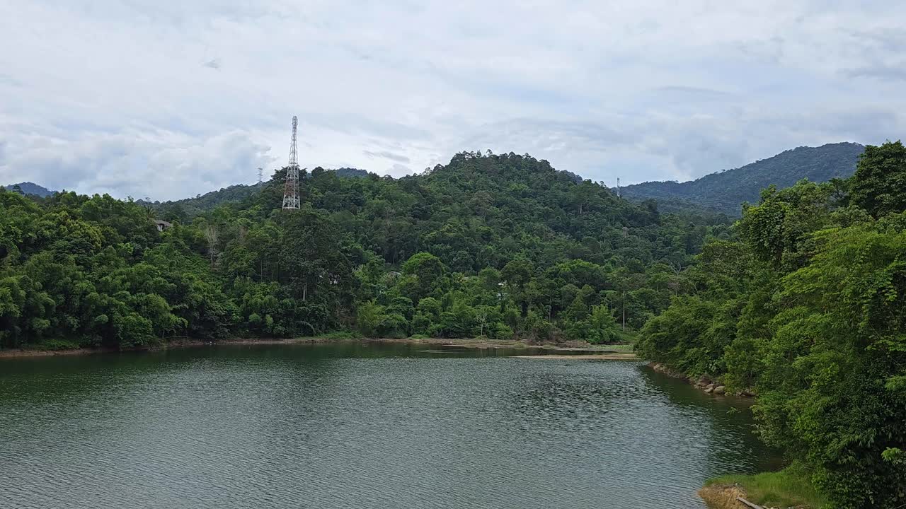 hermoso lago y paisaje natural de montaña verde en kuala kubu bharu, selangor, malasia