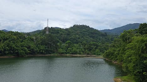 Beautiful-lake-and-green-mountain-natural-scenery-in-Kuala-Kubu-Bharu,-Selangor,-Malaysia