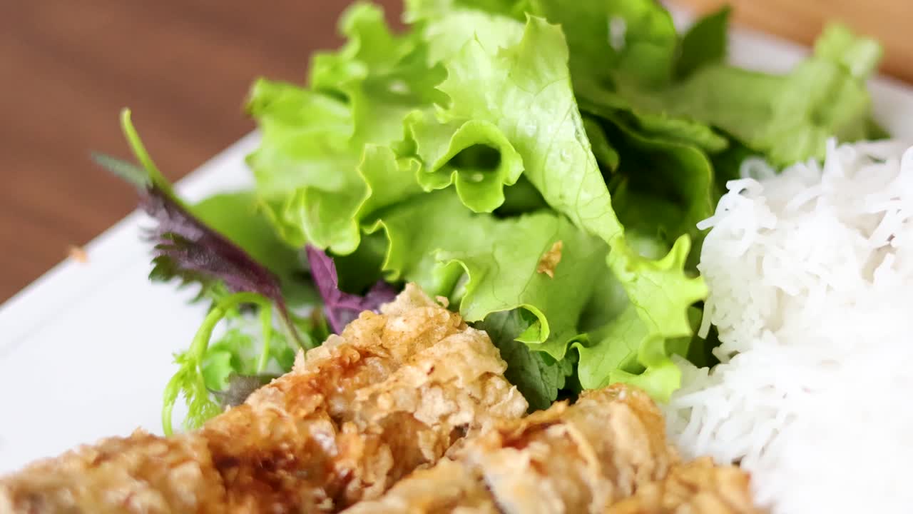 베트남 요리 가 제공 되고 있는 근접적 인 모습