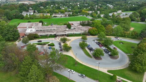 American-school-in-USA-suburbia