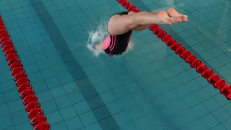 mujer nadadora en forma buceando en la piscina