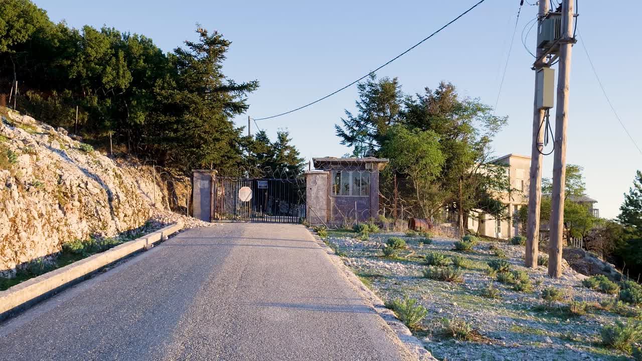 버려진 산꼭대기 게이트하우스