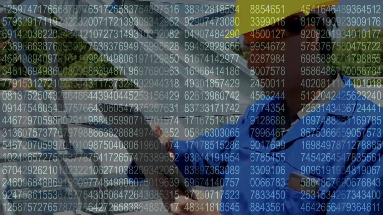 pantalla con procesamiento de datos contra un ingeniero caucásico que usa una tableta digital