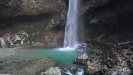 catarata en una cueva