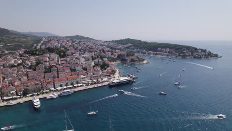 Concurrido-Paseo-Marítimo-Del-Puerto-De-Hvar,-Fondo-De-Paisaje-Urbano