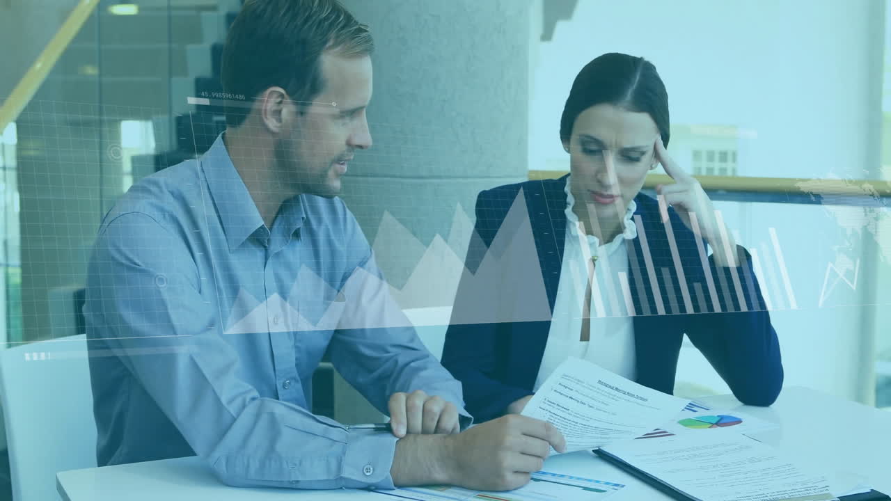 animación del procesamiento de datos financieros sobre diversos colegas que discuten el trabajo en la oficina