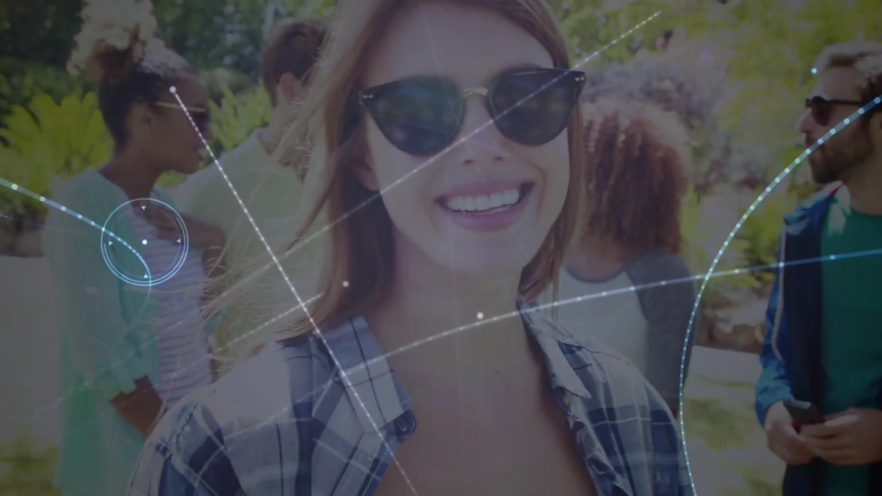 Video verticale: Donna in plaid che risponde a una chiamata di marketing nel parco, con bolle animate che si sovrappongono al soggetto.