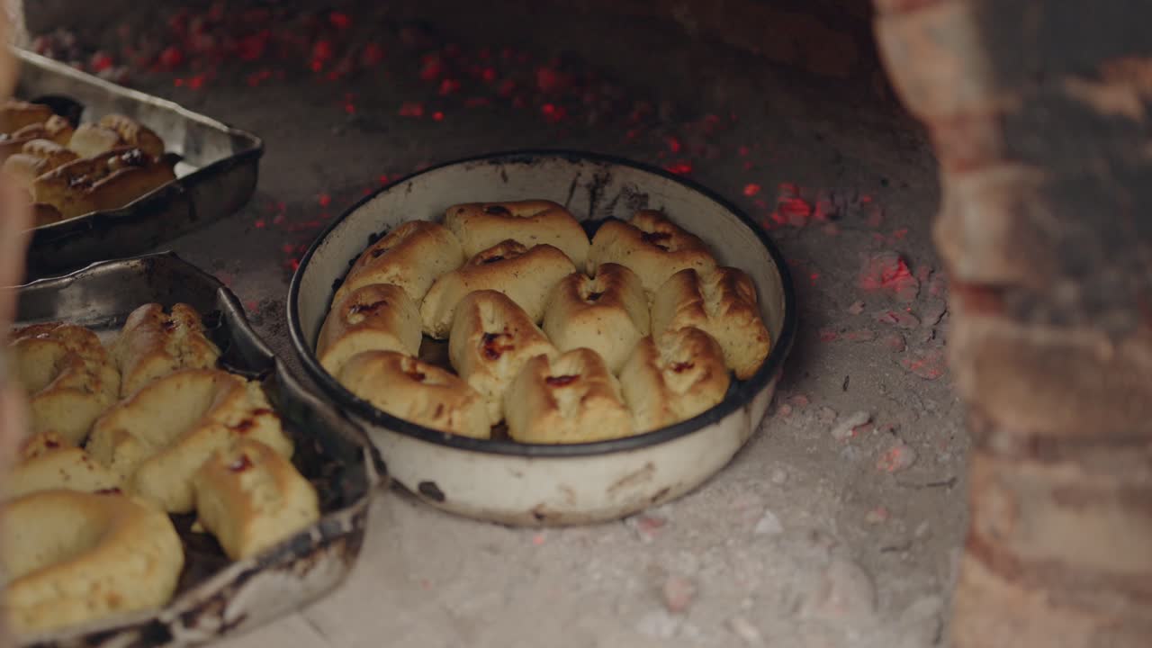 la chipa paraguaya horneada a altas temperaturas en el tatakua, un horno de arcilla tradicional paraguayo