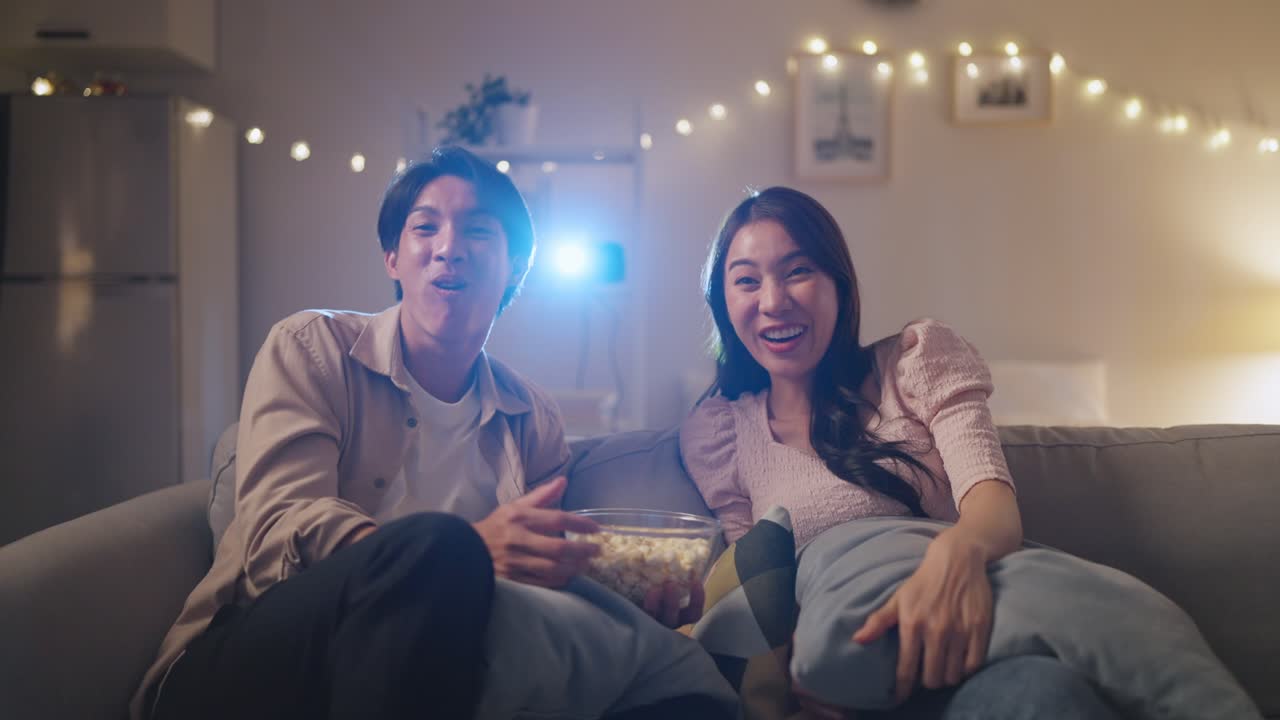 집에서 영화를 보는 커플