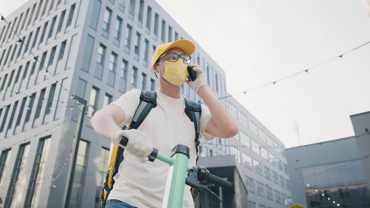 도시에서 전기 스쿠터를 사용하는 배달자