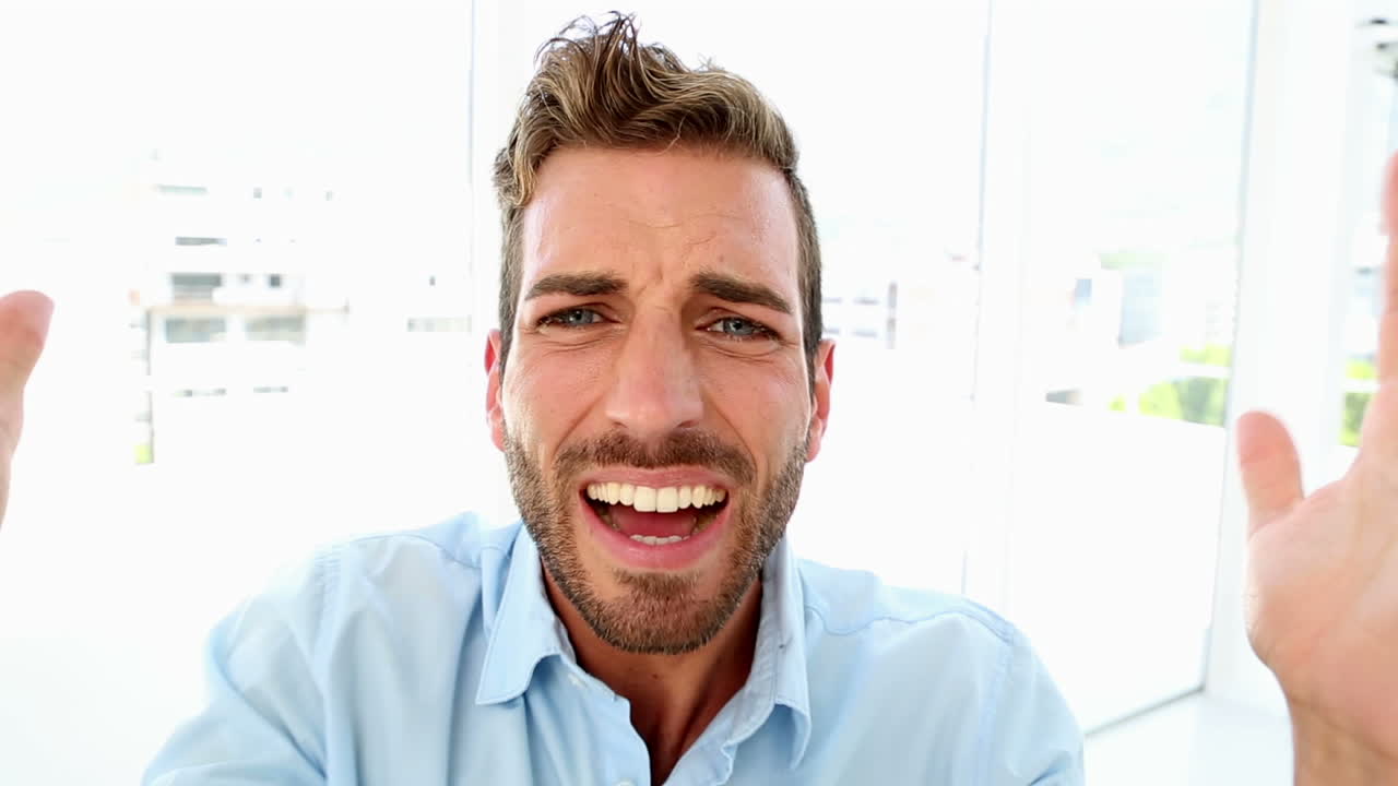 화가 난 사업가 가 카메라 에 소리 지르고 있다