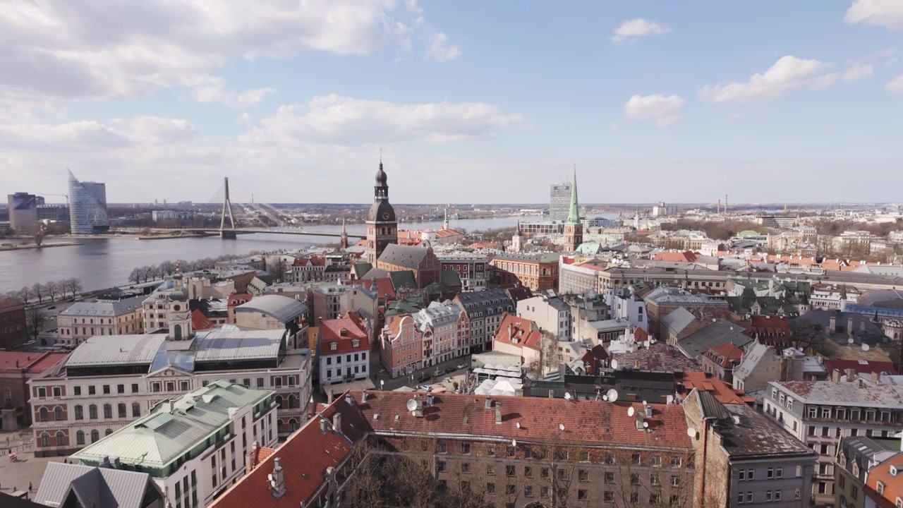 Movimento fluido da sinistra a destra cattura i punti di riferimento di Riga da un'antica torre di chiesa.