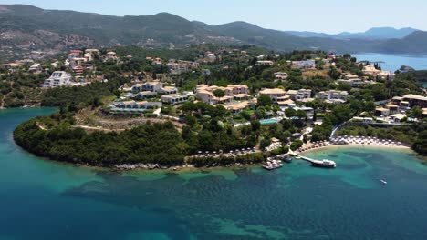 Vista-Orbital-Sobre-El-Pueblo-Y-Las-Playas-De-Syvota,-Grecia