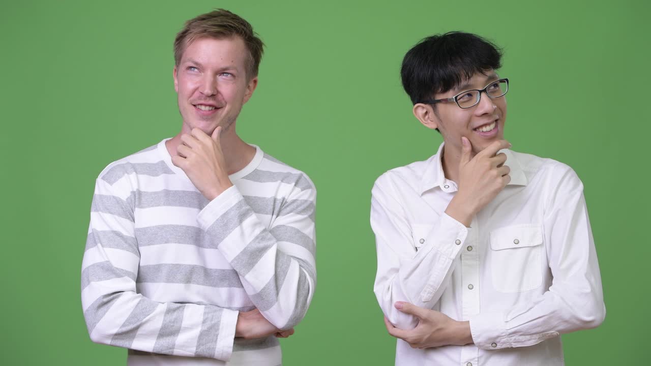 두 명의 행복한 젊은 다민족 사업가들이 함께 생각하고 있습니다.