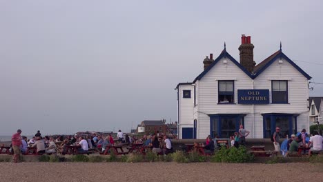 Buen-Establecimiento-De-Tiro-De-Un-área-De-Picnic-Al-Aire-Libre-En-Un-Pub-En-Whitstable-Bay-Kent,-Inglaterra,-En-El-Estuario-Del-Támesis