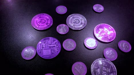 Bitcoin--Und-Polkadot-münzen-Gemischt-Mit-Ein-euro-münzen-In-Grüner-Farbe,-Volatiler-Markt-Auf-Blockchain-Web-3,-Digitale-Zahlungen,-Lichtreflexionen,-Vordergrundaufnahme-Nach-Rechts-Reisend,-Galizien,-Spanien
