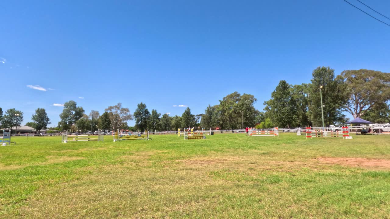 jinete atraviesa un campo abierto bajo un cielo despejado