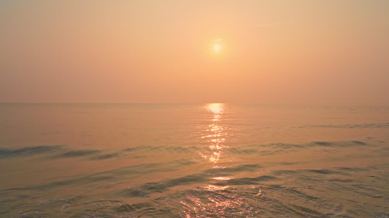 하늘을 가로질러 극적인 일몰을 따라