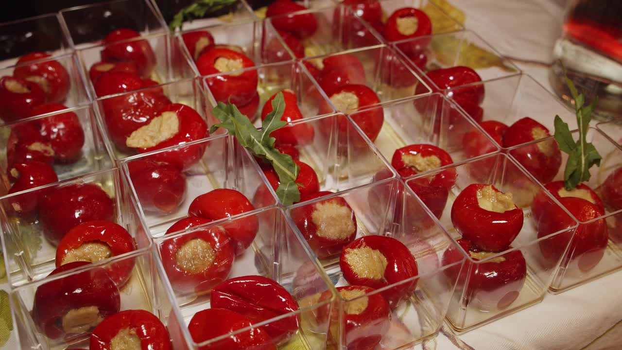 entrantes de paparer rellenos de atún colocados en una mesa de catering al aire libre