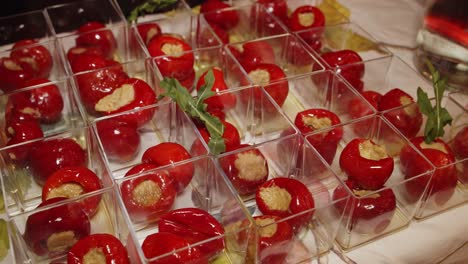 entrantes de paparer rellenos de atún colocados en una mesa de catering al aire libre