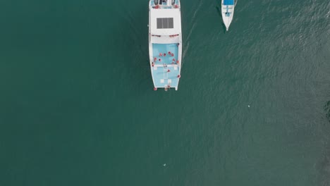 Personas-En-Yate-O-Barco-Turístico