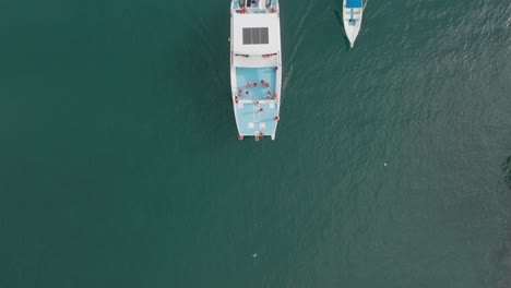personas en yates o barcos turísticos