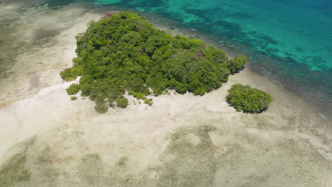 antena que muestra una isla en forma de corazón en la isla siargao, filipinas