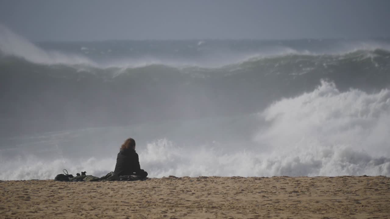 замедленная съемка разбивания волны на пляже в назаре, португалия