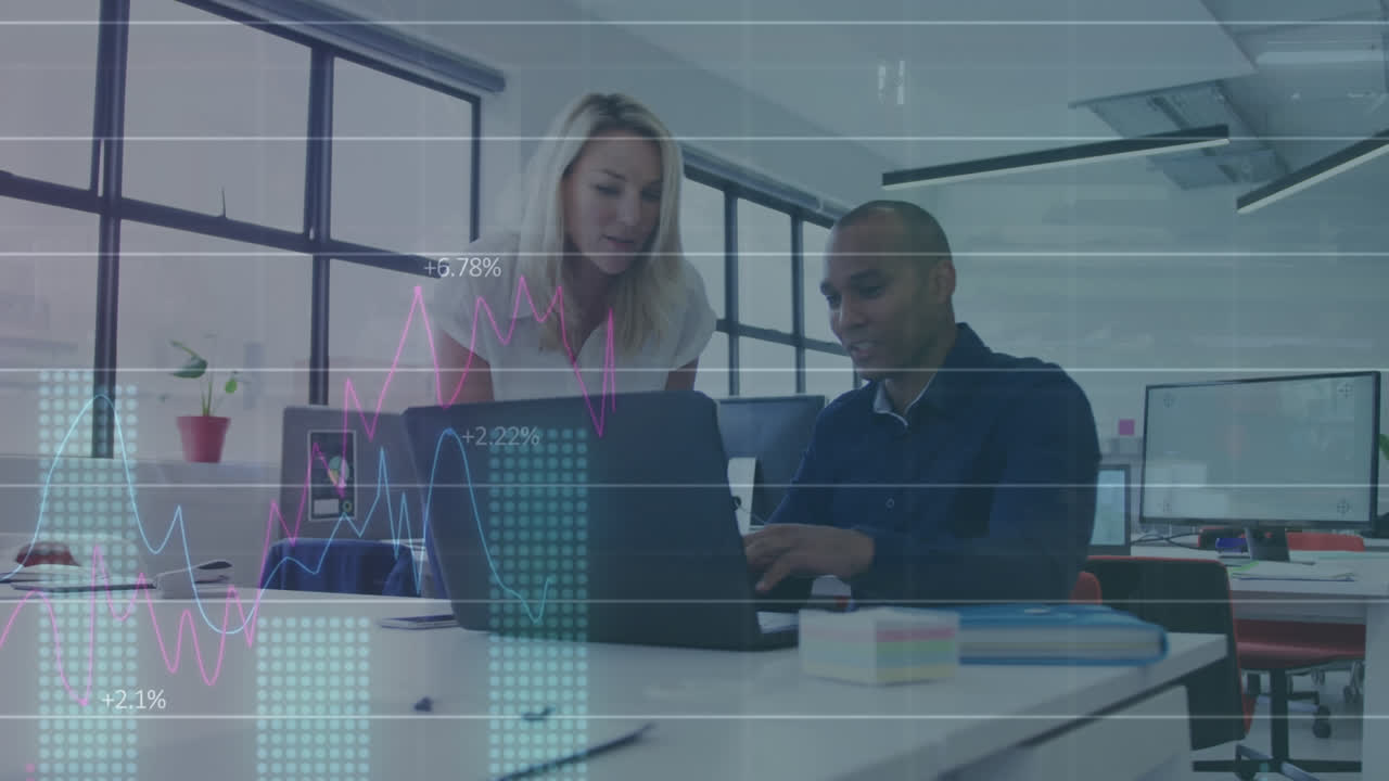 animación del procesamiento de datos estadísticos sobre hombres y mujeres diversos discutiendo sobre computadora portátil en la oficina