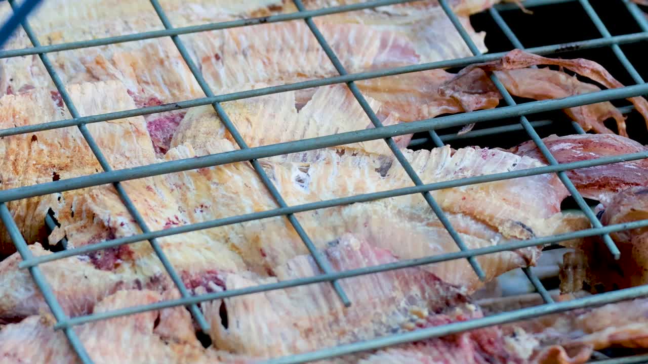 태국 의 바베큐 에서 갈라진 오징어