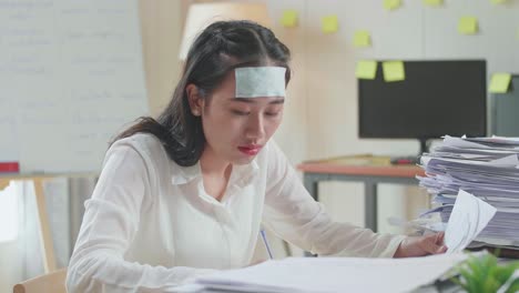 사무실에서 문서와 함께 열심히 일하는 아픈 아시아 여성의 클로즈업