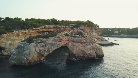 Drohnenaufnahme-In-4K-Von-Der-Felsformation-Es-Pontas-Auf-Mallorca-An-Der-Ostküste-Der-Insel