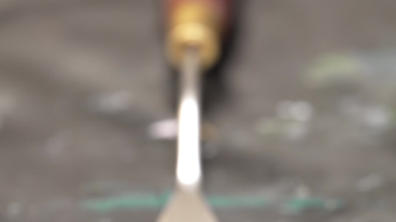 랙 포커스 팬 다운은 칼 팔 ⁇  손잡이와 포인트를 드러 ⁇ 니다.