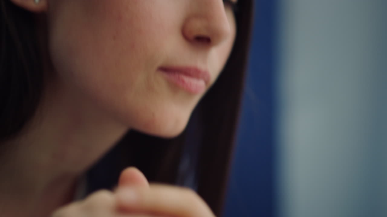 엄마가 아이의 손을 잡고 침대  ⁇ 에 앉아 있는 모습. 무조건적인 부모의 사랑.