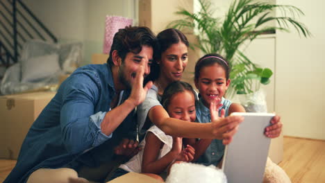 Una-Familia-Joven-En-Una-Videollamada-Usando-Una-Tableta