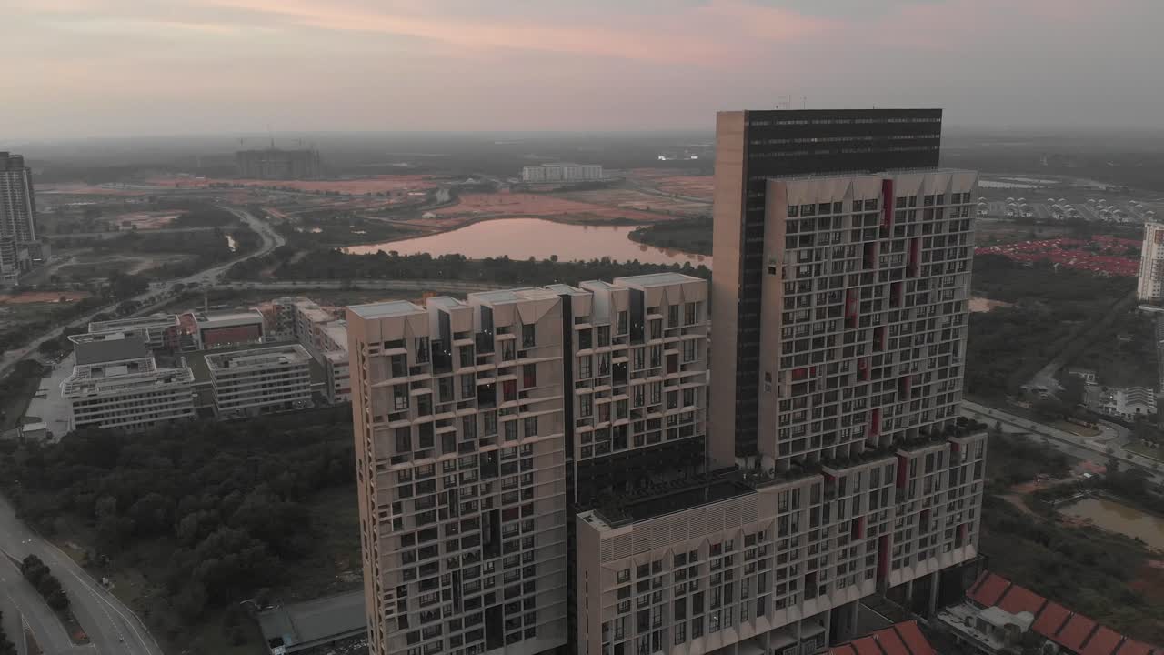 tomada lateral de las suites de tamarindo cyberjaya en kuala lumpur durante el amanecer, aérea