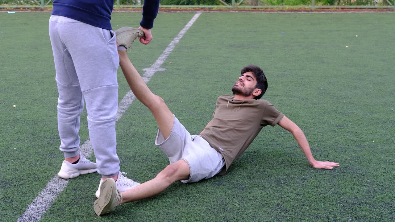 To mænd i sportspark