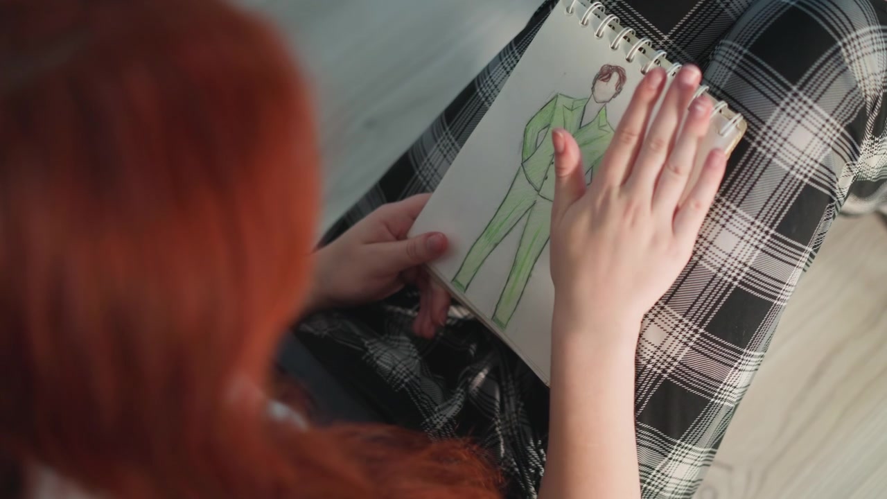 Illustrazione che mostra una donna che lavora a maglia un motivo. Disegno di una donna dai capelli rossi che indossa un abito verde sartoriale. Rappresentazione creativa di una figura femminile con un tailleur verde e accessori dettagliati.