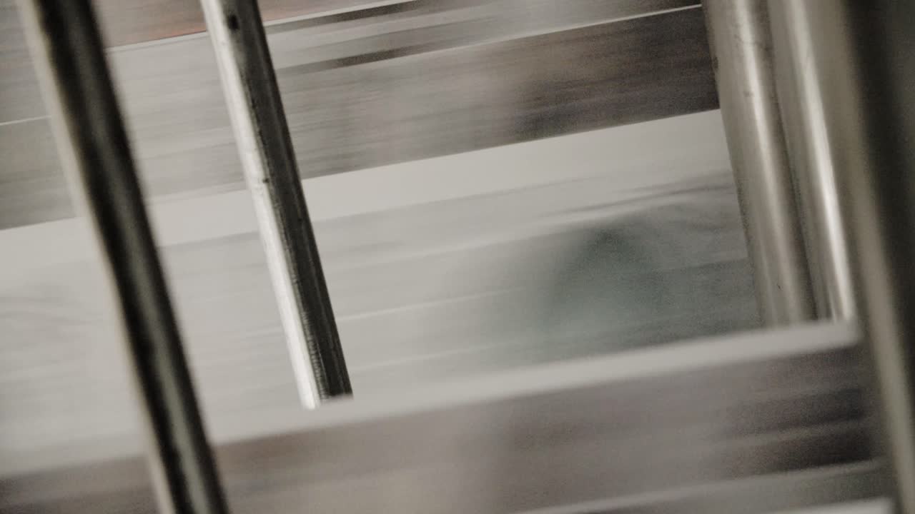 신문 공장에서 컨베이어 벨트를 따라 움직이는 신문 3