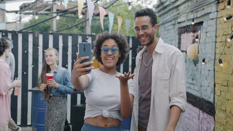 amigos divirtiéndose en una fiesta en el patio trasero