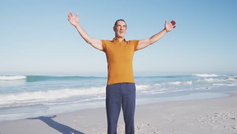 retrato de un hombre caucásico mayor disfrutando del tiempo en la playa
