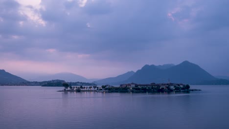 Ein-Sonnenaufgang-Im-Zeitraffer-Des-Vorbeifahrenden-Schiffsverkehrs-Auf-Der-Insel-Pescatori-Am-Italienischen-Lago-Maggiore