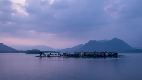 un lapso de tiempo del amanecer del tráfico de barcos en la isla de pescatori en el lago maggiore italiano