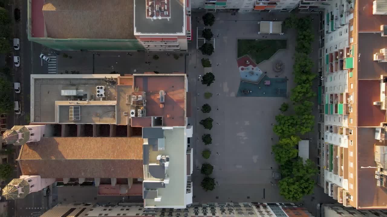 아침에 타라고나, 스페인 이웃의 평화로운 위아래 전망, 가 ⁇ 운 교통이 있는 아파트 안 ⁇ 을 특징으로합니다.